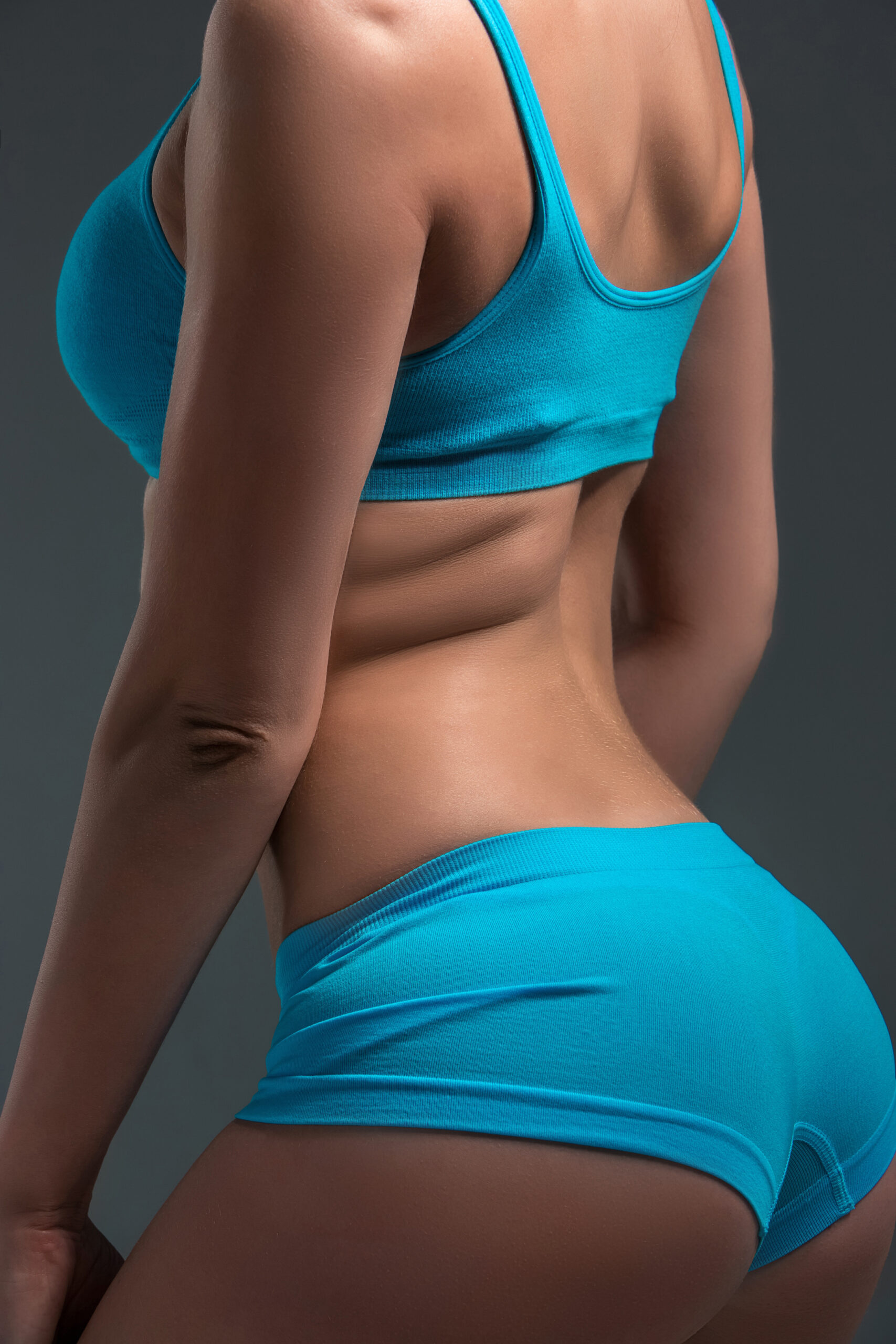 Powiększanie pośladków za pomocą implantów 1 female sports clothing relaxing after workout scaled